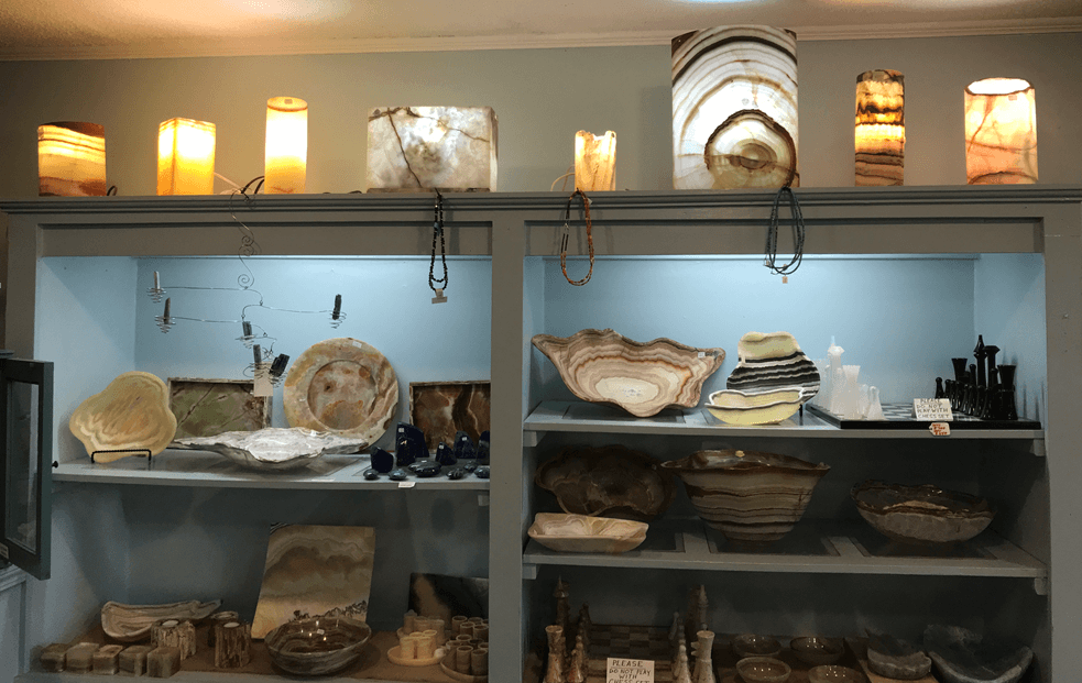 La tierra shelves-onlypawleys