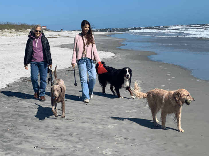 Women with 3 dogs reduced-onlypawleys